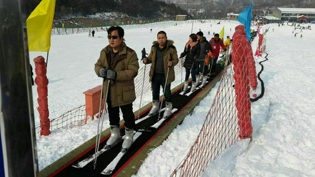 滑雪场魔毯